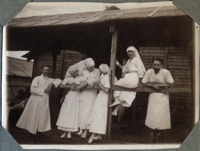 Prima Guerra Mondiale 1914-1918: infermiere e medici in camice a Couville, Manche, Bassa Normandia, Francia. Fotografia anonima luglio 1917. Collezione privata, Stella. da Anonymous Anonymous