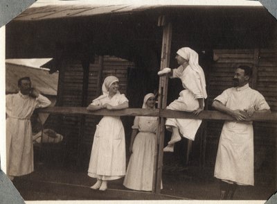 Prima Guerra Mondiale 1914-1918: infermiere e medici in camice che parlano a Couville, Manche, Bassa Normandia, Francia. Fotografia anonima luglio 1917. Collezione privata, Stella. da Anonymous Anonymous