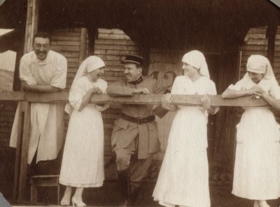 Prima Guerra Mondiale 1914-1918: infermieri e medici in camice parlano con un soldato francese a Couville, Manche, Bassa Normandia, Francia. Fotografia anonima luglio 1917. Collezione privata, Stella. da Anonymous Anonymous