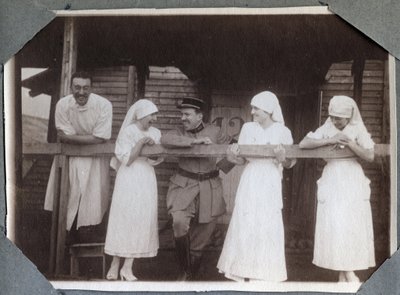 Prima Guerra Mondiale 1914-1918: infermiere in una camicia buffa con soldati e un medico a Couville, Manche, Bassa Normandia, Francia. Fotografia anonima luglio 1917. Collezione privata, Stella. da Anonymous Anonymous