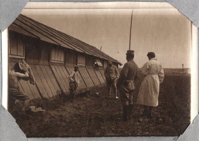 Prima Guerra Mondiale 1914-1918: ricerca di teste ai margini, campo di Couville nella Manica, Bassa Normandia, Francia. Fotografia anonima maggio 1917. Collezione privata, Stella. da Anonymous Anonymous