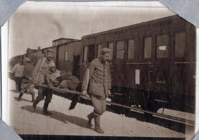 Prima Guerra Mondiale 1914-1918: ferite di soldati e barelle in una stazione nella Manica, Bassa Normandia, Francia. Fotografia anonima maggio 1917. da Anonymous Anonymous