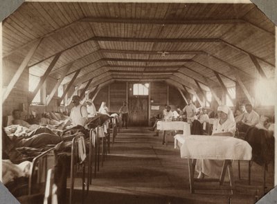 Prima Guerra Mondiale 1914-1918: soldati feriti e infermiere della Croce Rossa francese, campo di Couville nella Manica, Bassa Normandia, Francia. Fotografia anonima luglio 1917. Collezione privata, Stella. da Anonymous Anonymous