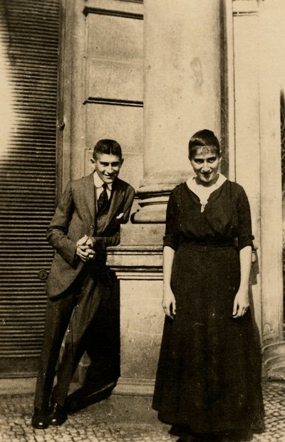 Franz Kafka (1883-1924) con sua sorella Ottla (1892-1943) davanti alla Casa Oppelt a Praga, Anonimo, c. 1914 da Anonymous Anonymous