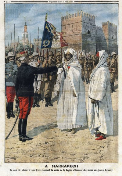 Il generale Hubert (Louis-Hubert-Gonzalve) Lyautey (1854-1934) presenta la croce della Legion d