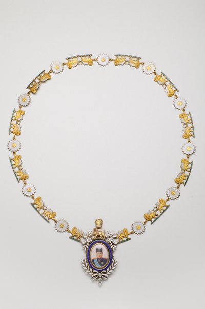 Iran - Decorazione Imperiale del Ritratto: Collana con il ritratto di Ahmad Shah, Re Qajar da Anonymous Anonymous