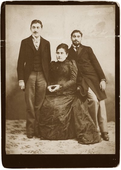 Jeanne Proust nata Weil (1849-1905) e i suoi due figli Marcel e Robert (1873-1935), Anonimo. Fotografia in gelatina d