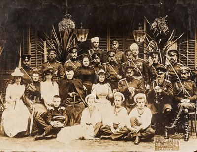 I membri della famiglia Romanov durante le manovre militari estive a Krasnoe Selo (San Pietroburgo) da Anonymous Anonymous