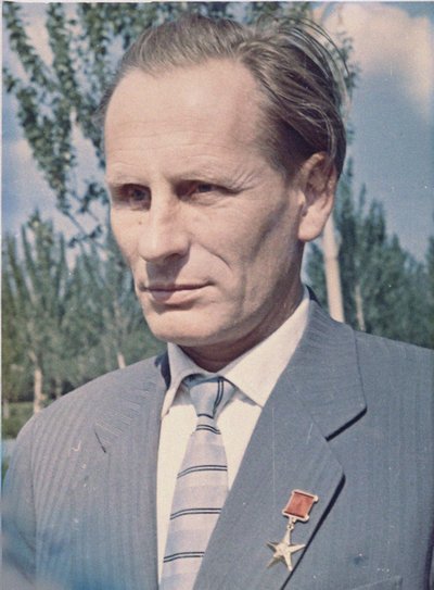 Mikhail Vasilyevich Melnikov (1919-1996), progettista di motori a razzo - Anonimo. Fotografia a colori Collezione Privata da Anonymous Anonymous