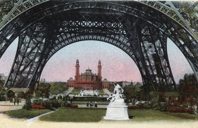 Parigi: il Palais du Trocadero visto sotto la Torre Eiffel. Fotografia del 1920 in 