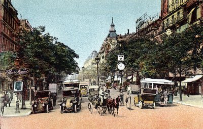 Parigi: traffico sul boulevard des Italiens, uno dei grandi boulevard della città. Fotografia del 1920 in "Artistic Album" della città di Parigi. Collezione privata. da Anonymous Anonymous