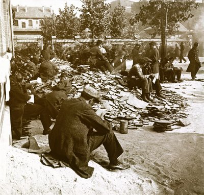 Fotografia - Lastra di vetro stereoscopica sulla Prima Guerra Mondiale: Coscritti in una caserma parigina dopo la mobilitazione, Collezione Privata da Anonymous Anonymous