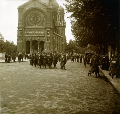 Fotografia - Lastra di vetro stereoscopica sulla Prima Guerra Mondiale: A Parigi, dopo la mobilitazione, giovani reclute partono per il fronte. Collezione privata da Anonymous Anonymous