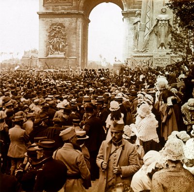 Fotografia - Lastra di vetro stereoscopica sulla Prima Guerra Mondiale: La popolazione parigina nel giorno della vittoria nel 1919 da Anonymous Anonymous