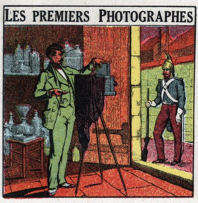 Fotografia: i primi fotografi nel XIX secolo. Fotografo che ritrae un soldato nel suo studio. Illustrazione anonima del 1925. Collezione privata. da Anonymous Anonymous