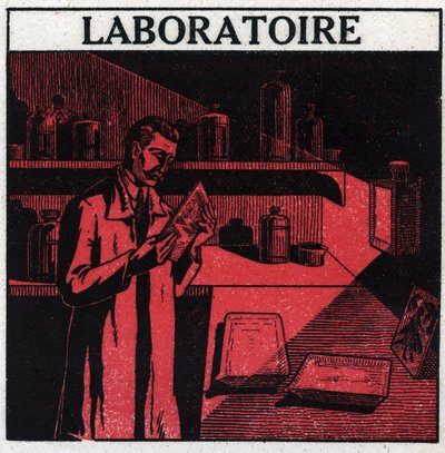 Fotografia: un fotografo nel suo laboratorio per sviluppare foto. Illustrazione anonima del 1925. Collezione privata. da Anonymous Anonymous