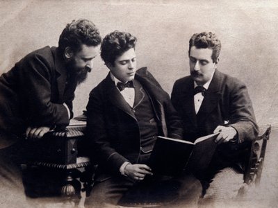 Ritratto di (da sinistra a destra) Alberto Franchetti, Pietro Mascagni e Giacomo Puccini, compositori italiani. Fotografia. Circa 1900. Collezione privata da Anonymous Anonymous