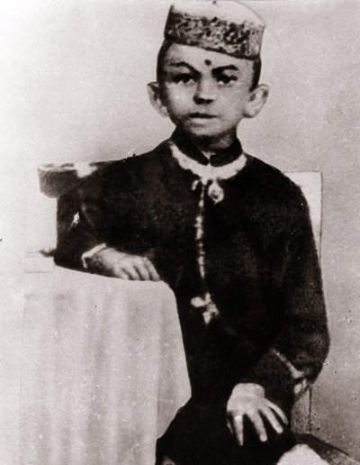 Ritratto del leader politico Mohandas Karamchand Gandhi (1869-1948) bambino - Fotografia intorno al 1875 da Anonymous Anonymous