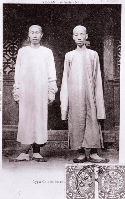 Ritratto di due cinesi della regione dello Yunnan in costume tradizionale. Fotografia dell