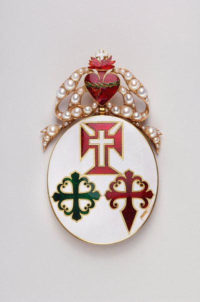 Portogallo - Gran Croce del Nastro dei Tre Ordini: distintivo della Gran Croce dei Tre Ordini probabilmente appartenuto a Maria II di Braganza (1819-1853), Regina del Portogallo - Modello per Signora - 1800-1850 - Oro con Smalti e Perle - H: 8 cm; L: 4,7 c da Anonymous Anonymous