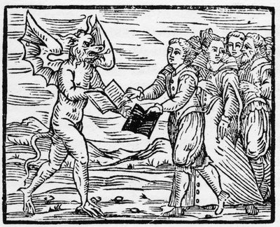 Satana presenta un libro nero ai seguaci in cambio del libro dei Vangeli - 