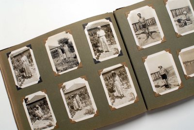 Natura morta di un album fotografico intorno al 1925 da Anonymous Anonymous