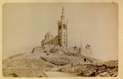 La città di Marsiglia e i suoi dintorni intorno al 1885-1890: Notre Dame de la Garde, Collezione Privata da Anonymous Anonymous