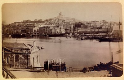 La città di Marsiglia e i suoi dintorni circa 1885-1890: Il vecchio porto e Notre Dame de la Garde da Anonymous Anonymous