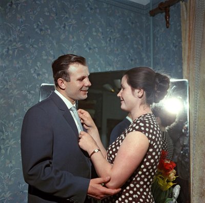 Il cosmonauta Yuri Gagarin (1934-1968) con sua moglie Valentina da Ryumkin, Yakov Israilevich (1913-1986). Fotografia a colori da Anonymous Anonymous