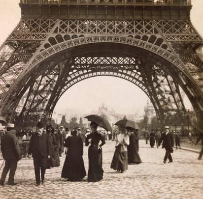 Esposizione Universale del 1900 a Parigi: Vista sotto la Torre Eiffel da Anonymous Anonymous