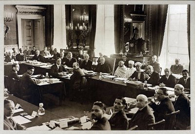 Seconda conferenza della Tavola Rotonda - Mahatma Gandhi - Seconda Conferenza della Tavola Rotonda a Londra, Anonimo. Fotografia in gelatina d