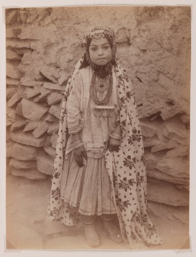 Ragazza adornata di gioielli d