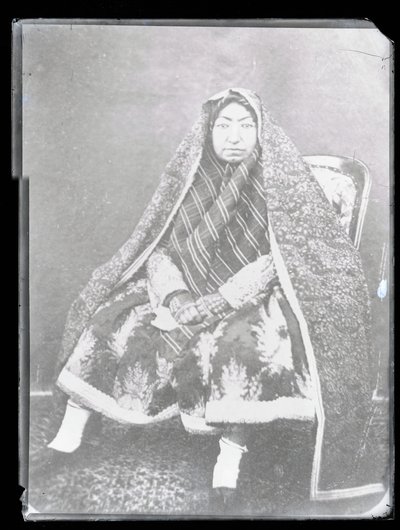 Ritratto in studio: Madre di Nasir Al-Din Shah, Mahd-i Awliya da Antoin Sevruguin