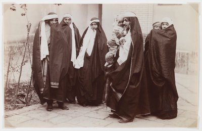 Gruppo di donne velate con un bambino da Antoin Sevruguin