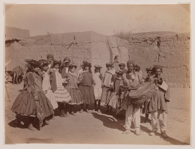 Gruppo di donne che ballano in costume tribale da Antoin Sevruguin