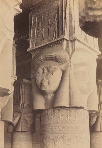 Dendera, interno del tempio, capitelli di Hathor da Antonio Beato