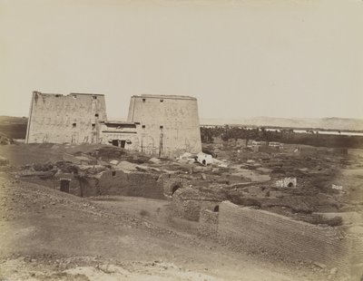 Edfu, vista del pilone e del villaggio da Antonio Beato
