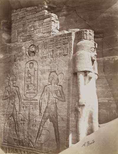 Regina al Tempio di Abu Simbel, vista del dettaglio del trono e della regina sotto il Colosso seduto di Ramses II sul lato nord dell
