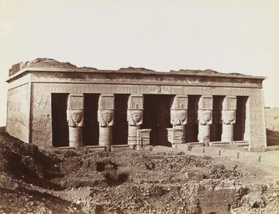 Tempio di Dendera, vista da nord-est della facciata del tempio da Antonio Beato