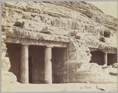 Tombe a Beni Hasan, vista della facciata delle tombe di Khnum-hotep e Beni Hasan da Antonio Beato