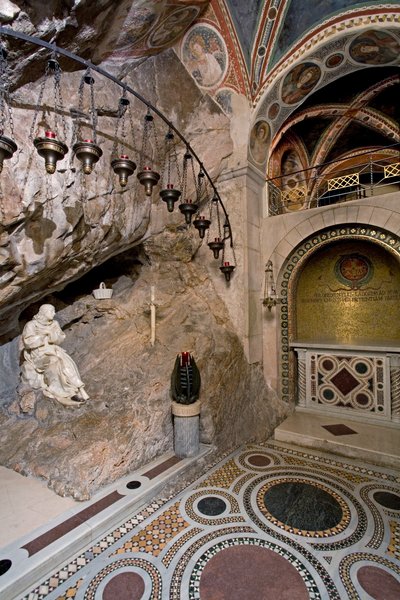 Veduta della grotta di San Benedetto da Norcia con statua del santo realizzata da Antonio Raggi (o Antonio Lombardo) (1624-1686). Fu in questa grotta che il santo si ritirò. 1657 Monastero di San Benedetto (Sacro Speco), Subiaco (Roma), Italia da Antonio Raggi