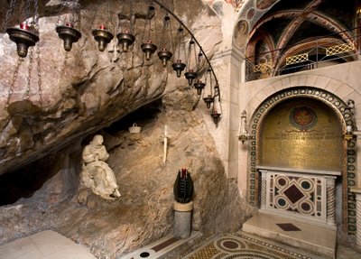 Veduta della grotta di San Benedetto con statua del santo realizzata da Antonio Raggi (o Antonio Lombardo) (1624-1686). Fu in questa grotta che il santo si ritirò. 1657 Monastero di San Benedetto (Sacro Speco), Subiaco (Roma), Italia da Antonio Raggi