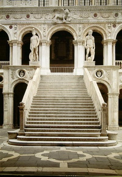 Vista della Scala dei Giganti, progettata da Antonio Rizzo con statue di Marte e Nettuno di Jacopo Sansovino (1486-1570) da Antonio Rizzo