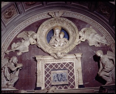 La Tomba del Cardinale del Portogallo, dettaglio del tondo superiore della Vergine con Bambino da Antonio Rossellino