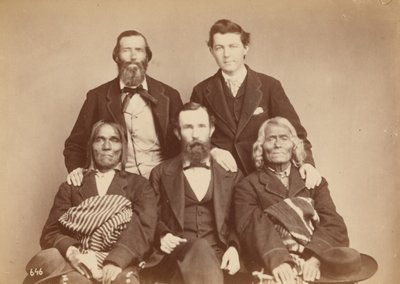 Alexander Gardner, William Henry Jackson e Antonio Zeno Shindler con i delegati Pueblo Alejandro Padilla, governatore di Isleta, e Ambrosio Abeita, ex governatore di Isleta,1868 (foto) da Antonion Zeno Shindler