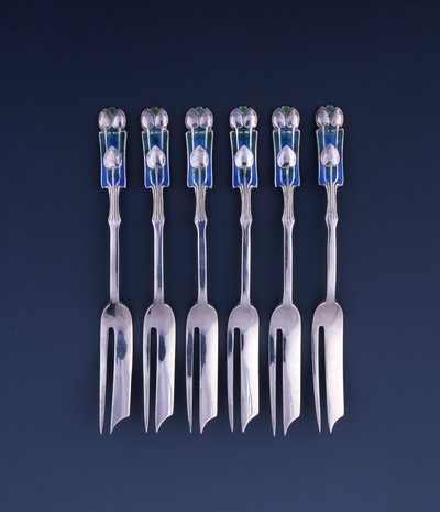 Un set di sei forchette da pasticceria in argento e smalto Liberty da Archibald Knox