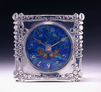 Un orologio quadrato con motivo celtico in stile Arts & Crafts da Archibald Knox