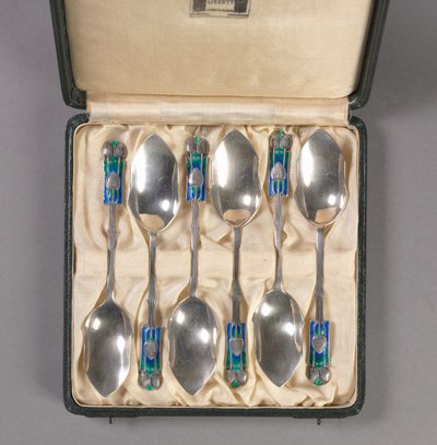 Set di sei cucchiai in scatola originale, produttore Liberty and Company, c.1895-1910 da Archibald Knox
