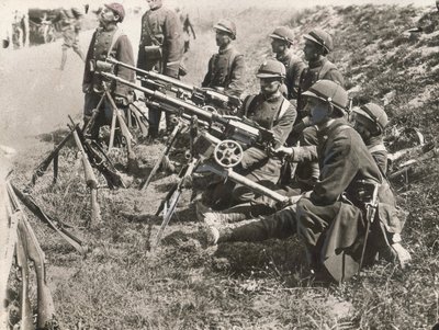 Dragoni francesi con mitragliatrici durante la Prima Guerra Mondiale da Argus Photographic Agency