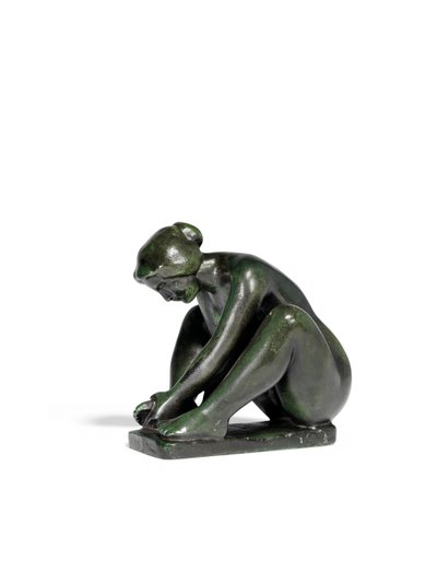 Ragazza accovacciata che tiene un piede da Aristide Maillol
